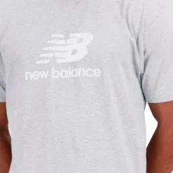 Camiseta New Balance Essentials Stacked Logo -Botas de fútbol comercio camiseta new balance essentials stacked logo athletic grey 3