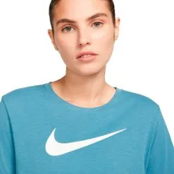 Camiseta Nike Dri-Fit Swoosh Mujer -Botas de fútbol comercio camiseta nike dri fit swoosh mujer noise aqua white 2