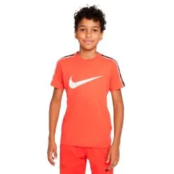 Camiseta Nike Sportswear Repeat Swoosh Niño