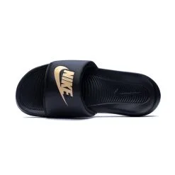 Chanclas Nike Victori One Slide -Botas de fútbol comercio chanclas nike victori one slide black mtlc gold black 4